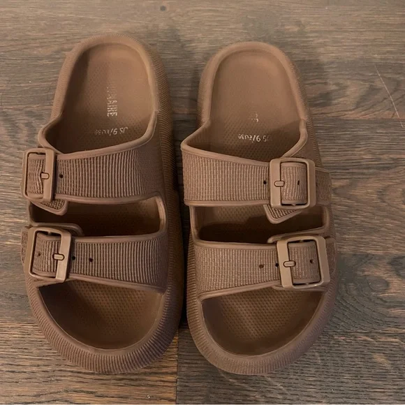 CUSHIONAIRE Brown Foam Sandals Women Size 9 - Picture 3 of 4